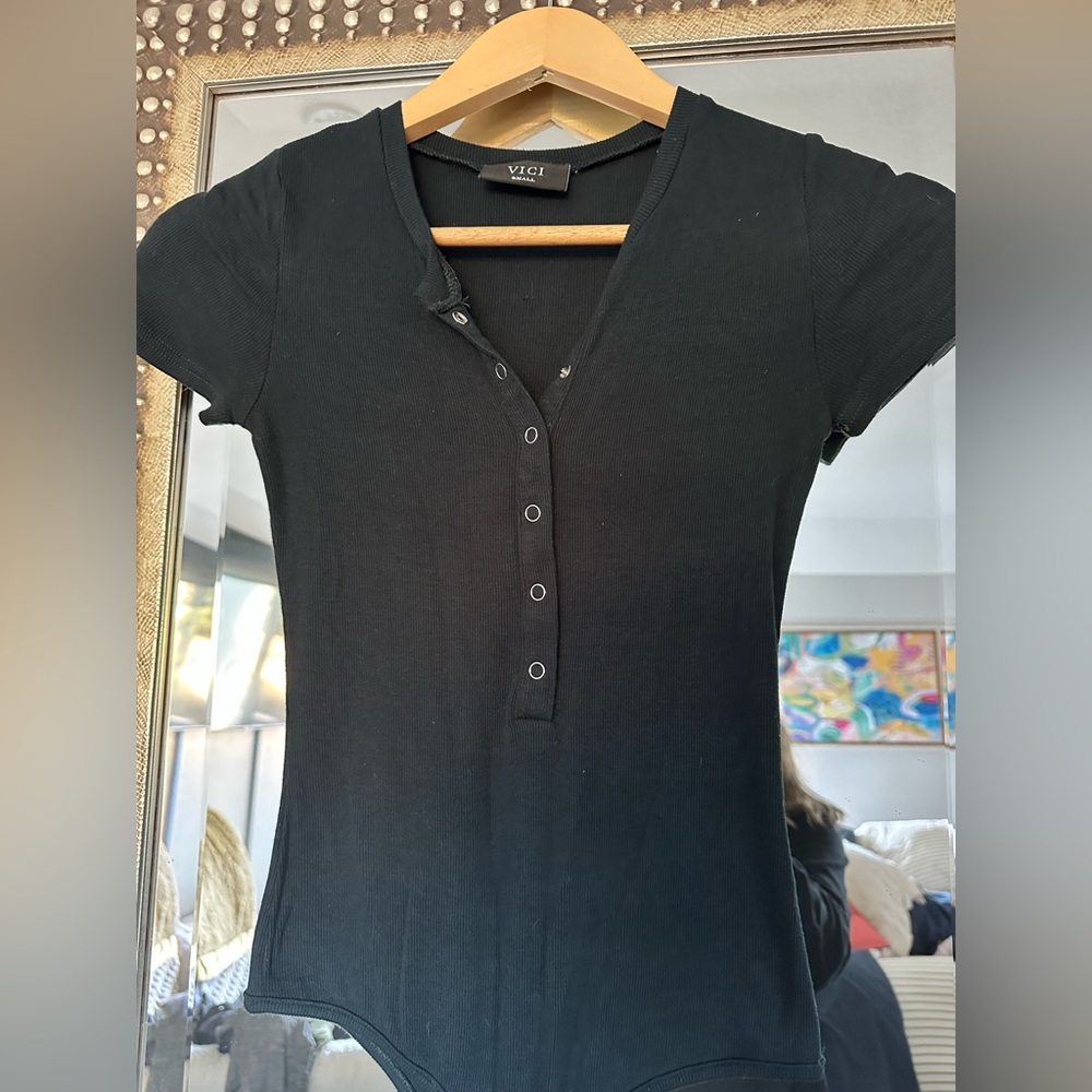 VICI Collection Ribbed Henley Bodysuit Black w/ Emerald Hue – Size S